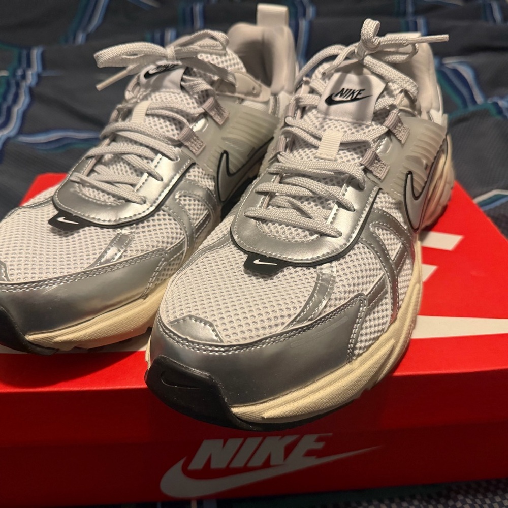 Nike Men’s Silver and White Mesh Trainer Sneakers